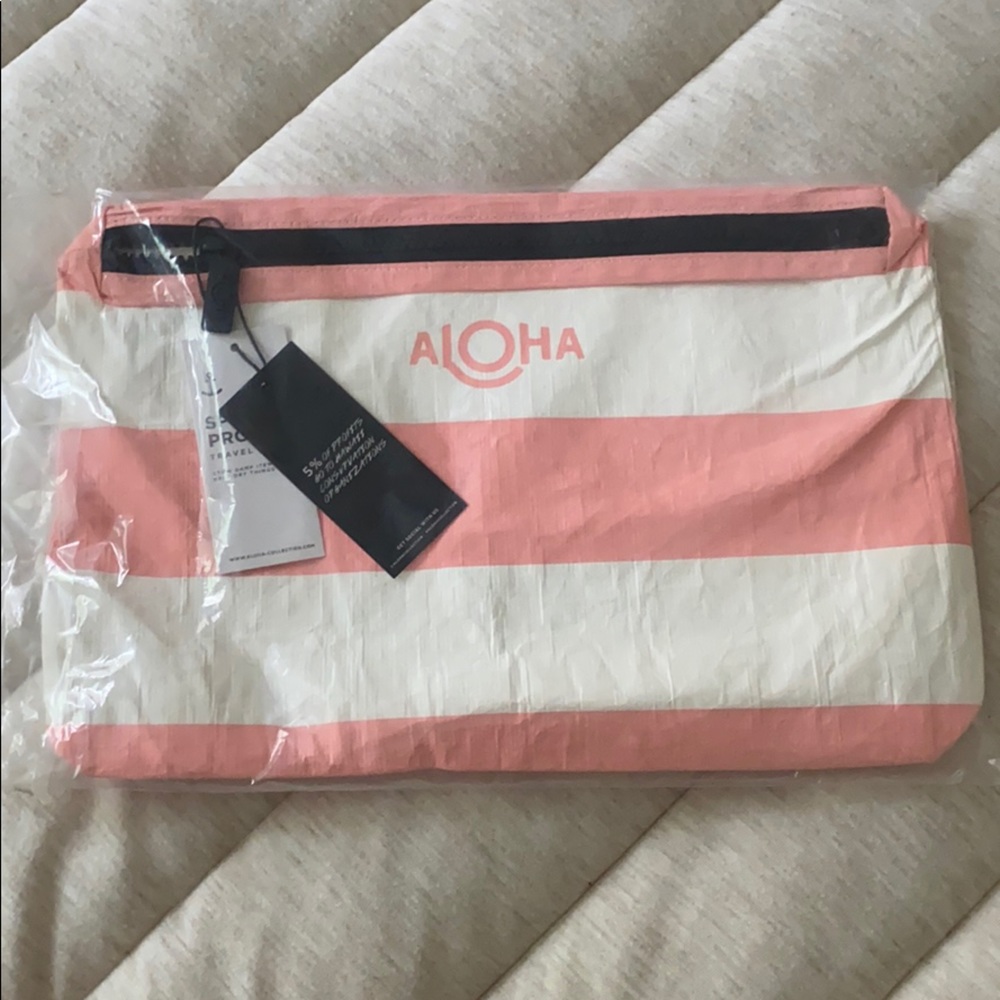 NWT ALOHA Pouch